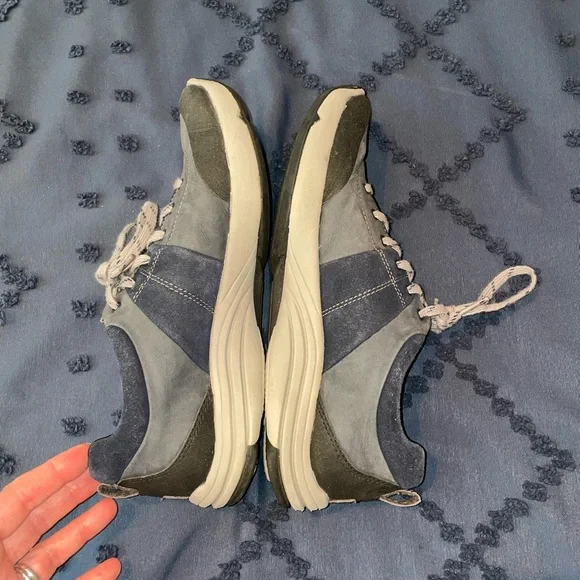 Clarks Wavewalk Navy Blue Shoes in near perfect condition. Size 8.5 - Picture 5 of 8